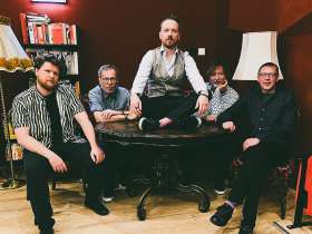 Bild zu Handle with Care - Pop & Rock, echt & unplugged!