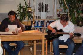 Bild zu Lesung Micha Fuchs & Helmut Mucker